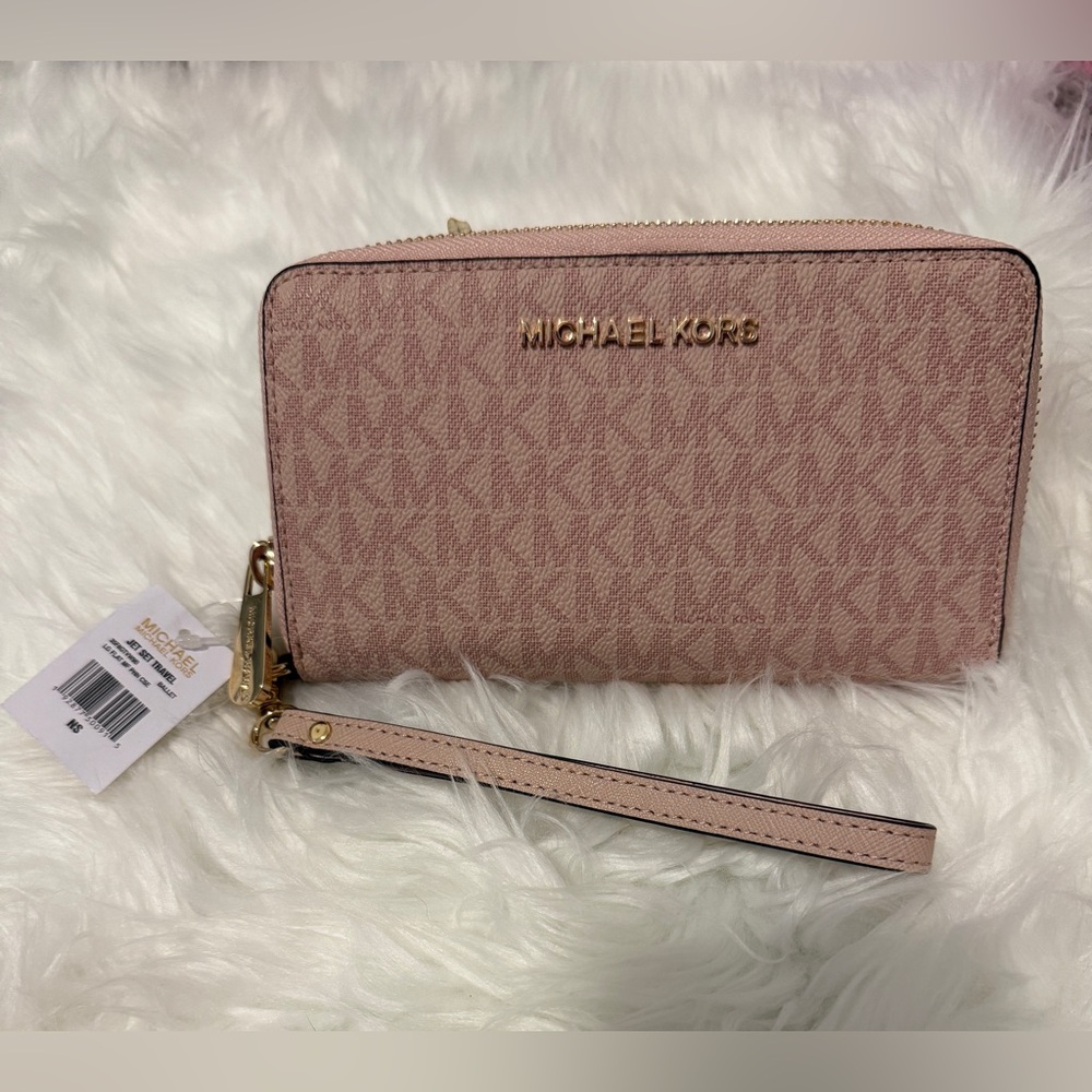 ❤️❤️Michael Kors Ballet Wristlet Jet Set with Gold Details 🌸